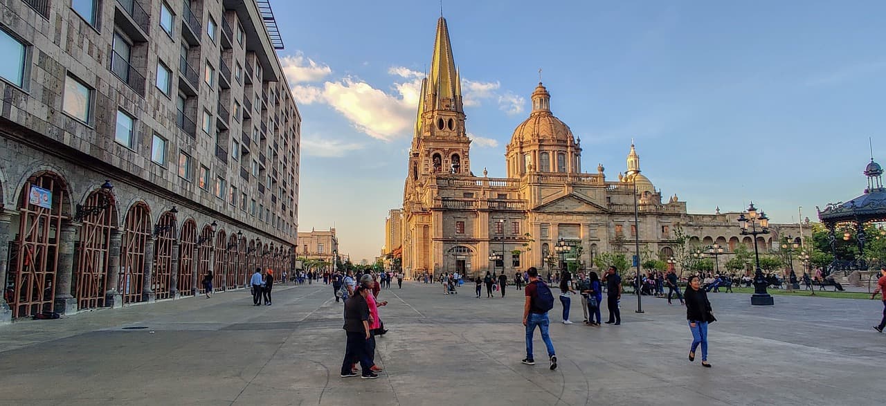 Image about Guadalajara: ¡<strong>5 Actividades Que Te Volarán la Cabeza!</strong> Guadalajara no es solo tequila y mariachi (aunque, <em>¡quién puede resistir una buena serenata!</em>), también es una ciudad llena de <strong>experiencias únicas</strong> que te dejarán con ganas de más. Así que, si estás pensando en darte una escapada y te preguntas <em>qué hacer en Guadalajara</em>, aquí te dejo una lista de <strong>5 actividades inolvidables</strong> que te harán decir: <em>'¿Por qué no vine antes?'</em> Agarra tu sombrero y prepárate para vivir la ciudad como un local (y un poco como turista curioso también, <em>¡no pasa nada!</em>).