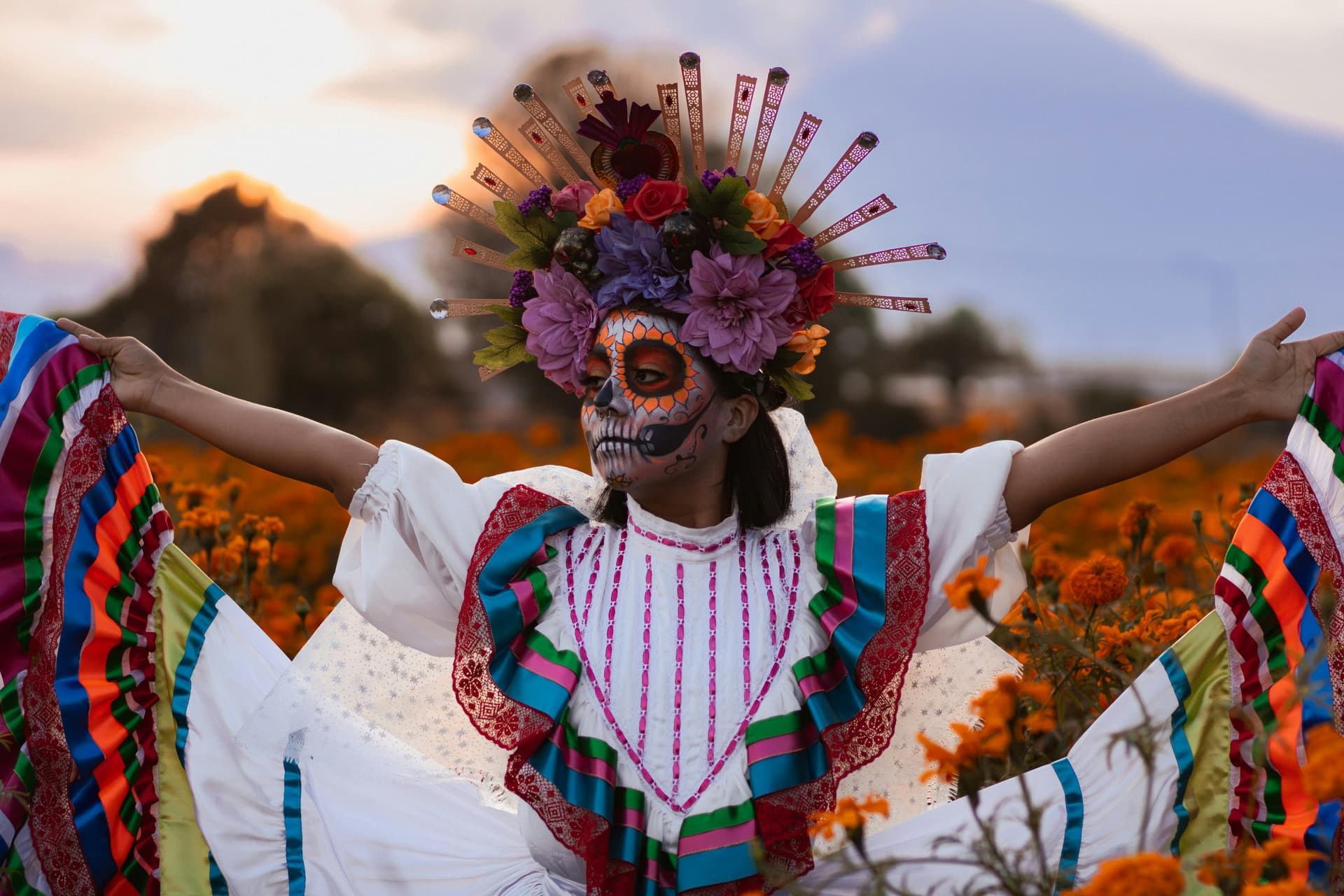 Image about Las <strong>calaveritas literarias</strong> son una tradición mexicana única y divertidísima, celebrada especialmente durante el <strong>Día de Muertos</strong> 🎉. Son <strong>poemas cortos y humorísticos</strong> que combinan la sátira y el ingenio para hablar de la muerte, un tema que en México se aborda con una alegría y reflexión únicas. En estas rimas, la muerte se convierte en un personaje bromista e inofensivo que "se lleva" a personas – ¡tanto vivas como fallecidas! – en situaciones cómicas o irónicas.