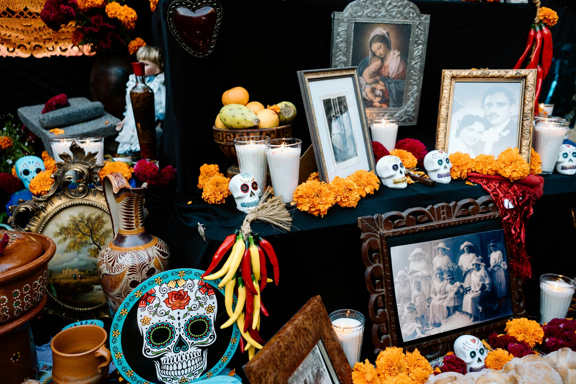 Image about ¿Quieres hacer un altar de Día de Muertos y no sabes por dónde empezar? ¡No te preocupes! Hoy vamos a armar un altar digno de honrar a nuestros seres queridos y atraer a sus espíritus con estilo y tradición. Así que prepara las flores de cempasúchil, el pan de muerto y ¡pongámonos manos a la obra!