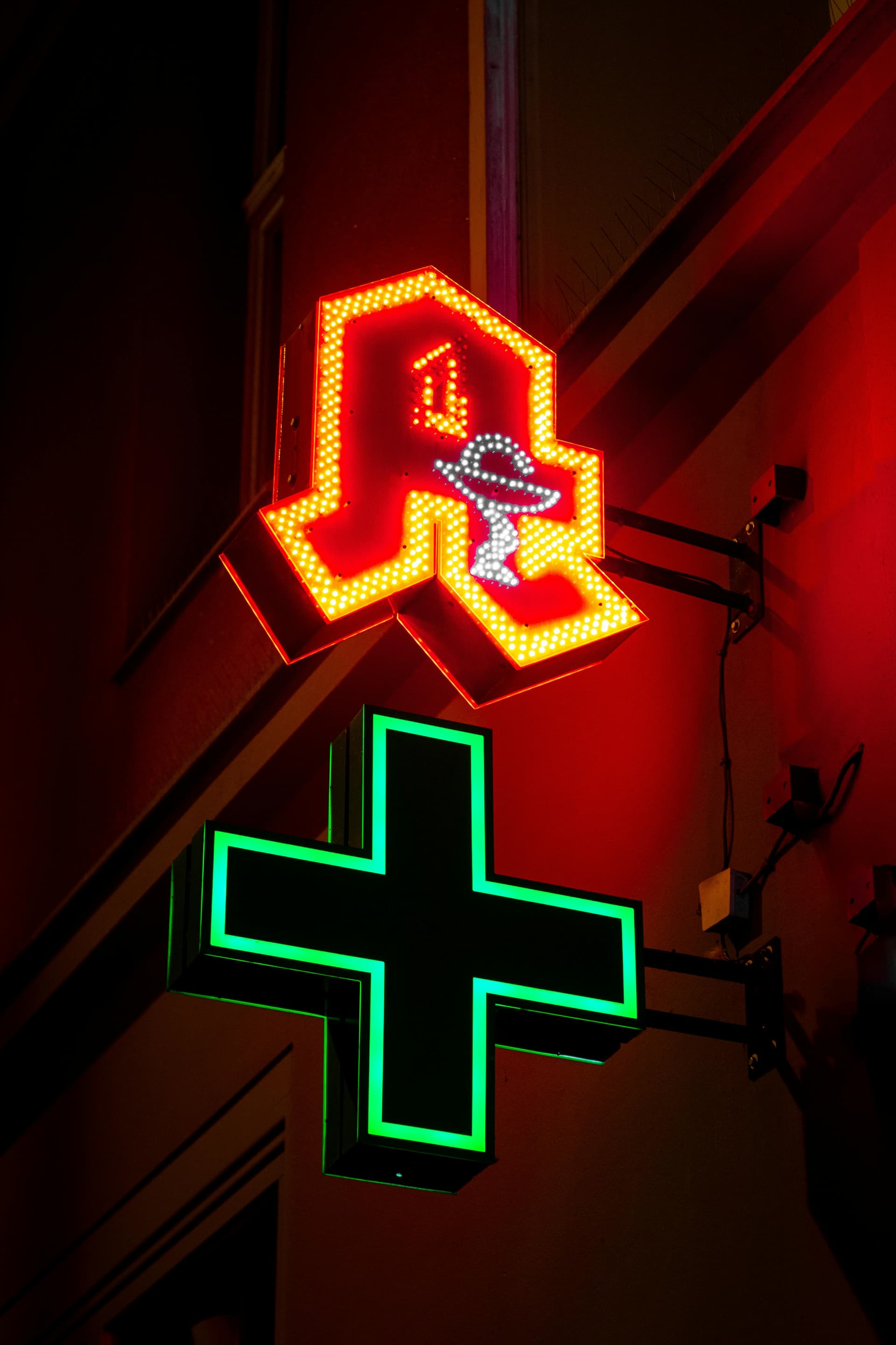 Image about <strong>El Día del Médico</strong> es una celebración que honra a quienes dedican su vida a cuidar la salud de las personas, enfrentando desafíos y salvando vidas diariamente.<br><br> Pero, ¿sabes de dónde surge esta conmemoración y por qué es tan importante reconocerla?<br><br> En este artículo, exploraremos los orígenes de esta fecha, la importancia de celebrarla y cómo impacta positivamente en nuestra sociedad.<br><br> ¡Acompáñanos a descubrir más sobre estos héroes de bata blanca! 🩺✨
<hr>