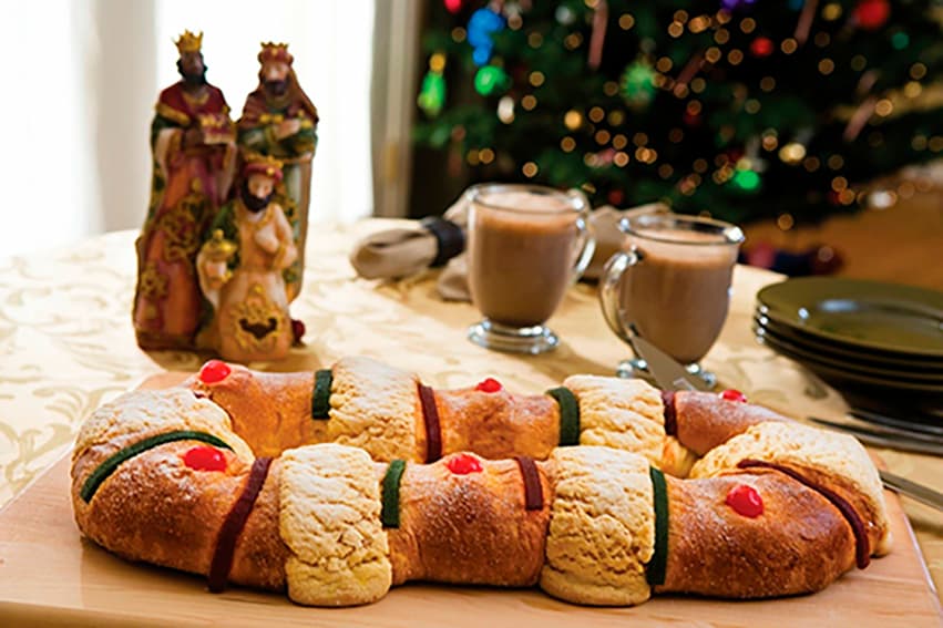 Image about Cada enero, las familias mexicanas se reúnen alrededor de un pan decorado con <strong>frutas cristalizadas</strong> y <strong>azúcar</strong>, conocido como la <strong>Rosca de Reyes</strong>. Pero, ¿qué hay detrás de esta <strong>deliciosa tradición</strong>? En este artículo exploramos la <strong>historia de la Rosca</strong> y la <strong>magia de los Reyes Magos</strong>, dos elementos que dan un <strong>cierre dulce y significativo</strong> a las <strong>fiestas navideñas</strong>.
<br><br>