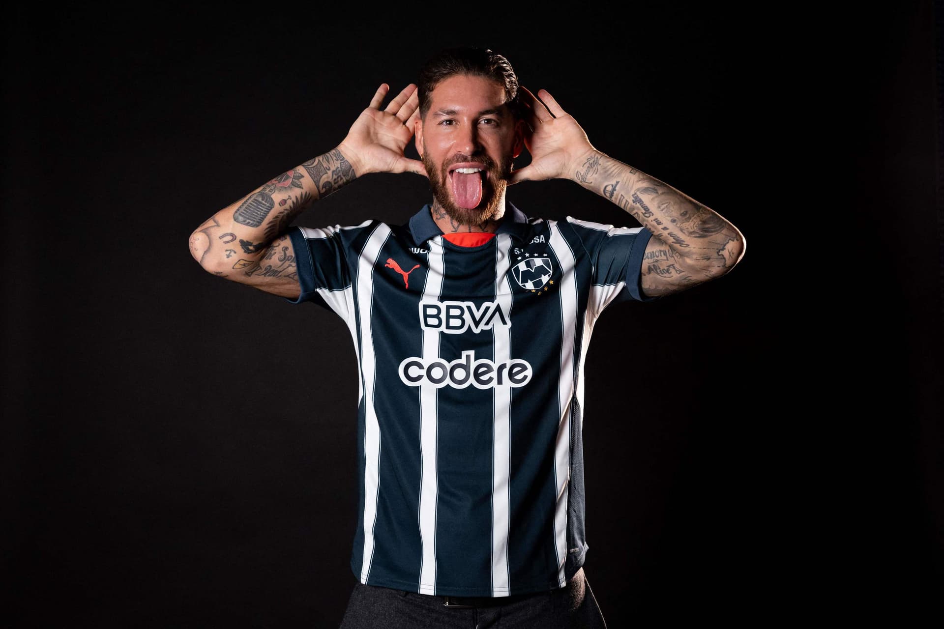 Image about <strong>El fichaje de Sergio Ramos por los Rayados de Monterrey</strong> ha sacudido el fútbol mexicano y generado expectativas a nivel internacional. El legendario defensa español, de 38 años, llega con un historial de títulos y liderazgo que lo han convertido en una de las figuras más icónicas del fútbol.<br><br>En su presentación oficial en el Estadio BBVA, Ramos dejó claro que no viene a México solo a retirarse, sino a seguir ganando trofeos y aportar su mentalidad ganadora al equipo regiomontano.<br><br> El presidente deportivo de Rayados, José Antonio Noriega</strong>, explicó que la incorporación de Ramos representa un "plus" para el equipo, ya que su liderazgo y competitividad serán clave en los objetivos del club.<br><br><strong>Detalles del fichaje:</strong><br><ul> <li><strong>Dorsal 93:</strong> Ramos llevará este número en honor al minuto en el que anotó su histórico gol en la final de la Champions League 2014 con el Real Madrid.</li> <li><strong>Contrato y sueldo:</strong> Aunque los detalles del contrato no se han revelado oficialmente, se estima que firmó por un año con opción a renovación.</li> <li><strong>Objetivos del club:</strong> Monterrey busca brillar en la Liga MX, la Concachampions y asegurar un boleto para el Mundial de Clubes.</li></ul><strong>Lo que dijo Ramos en su presentación:</strong><br><em>"Soy una persona que no se cansa de ganar en el fútbol y no vivo del pasado. No vengo a poner en una bandera lo que gané, busco trofeos y oportunidades nuevas."</em><br><br>Los Rayados apuestan a que la experiencia y mentalidad de Ramos eleven el nivel de juego del equipo y ayuden a alcanzar títulos importantes.